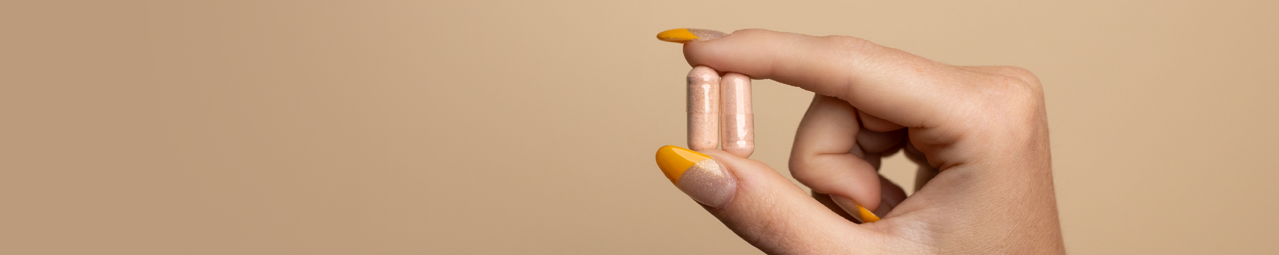 tonicc_website-banner_vit-c_hand-capsules_info-graphic_1.2.png